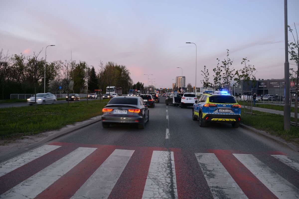 Sekundy nieuwagi i cztery auta uszkodzone. Dwóch kierowców w szpitalu.