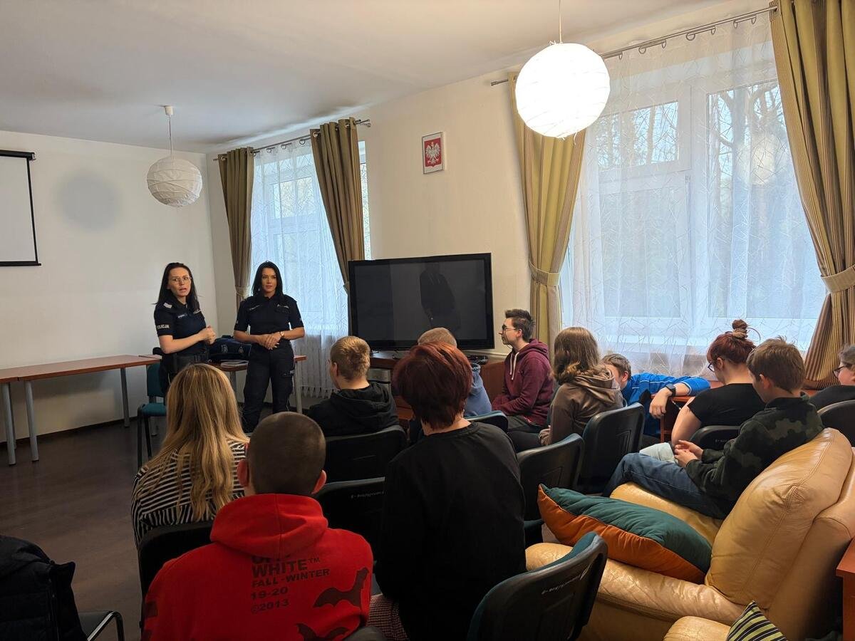 Bezpieczni w sieci i w realu - policyjne spotkanie w internacie w Mielcu