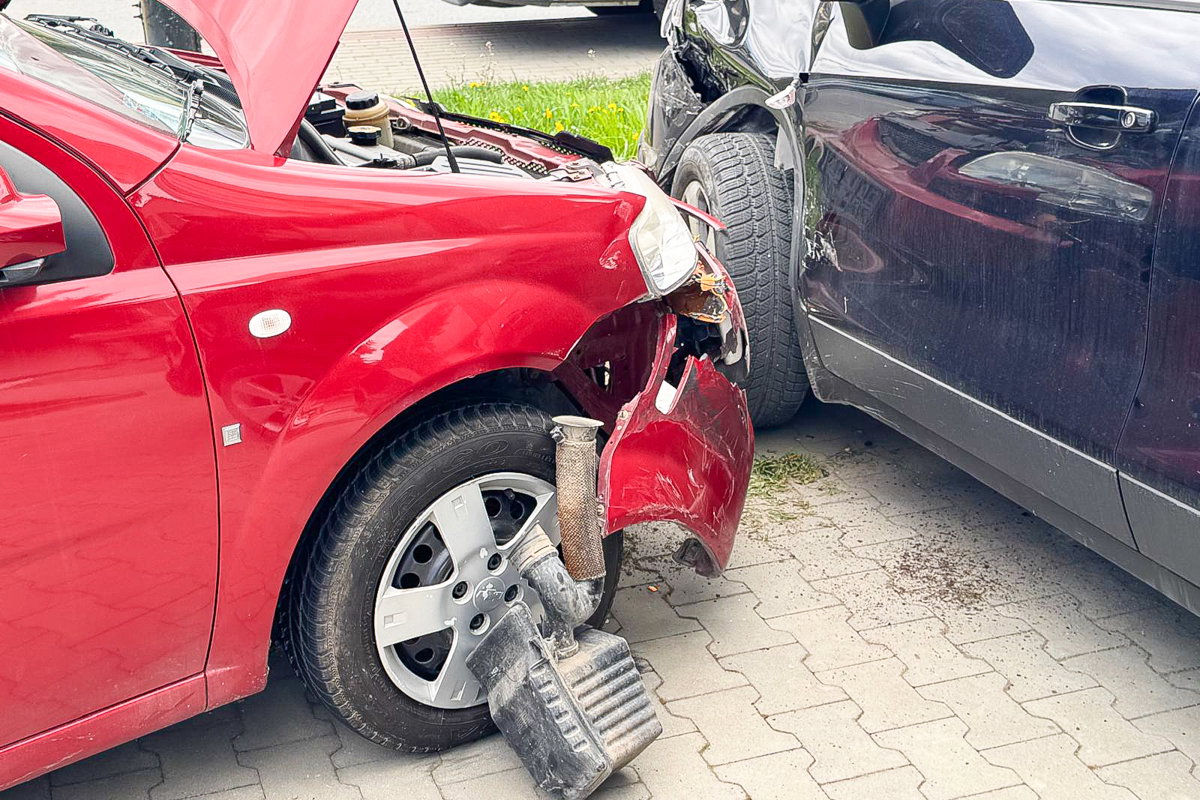 BMW i Chevrolet zderzyły się na skrzyżowaniu - uszkodzony także Opel