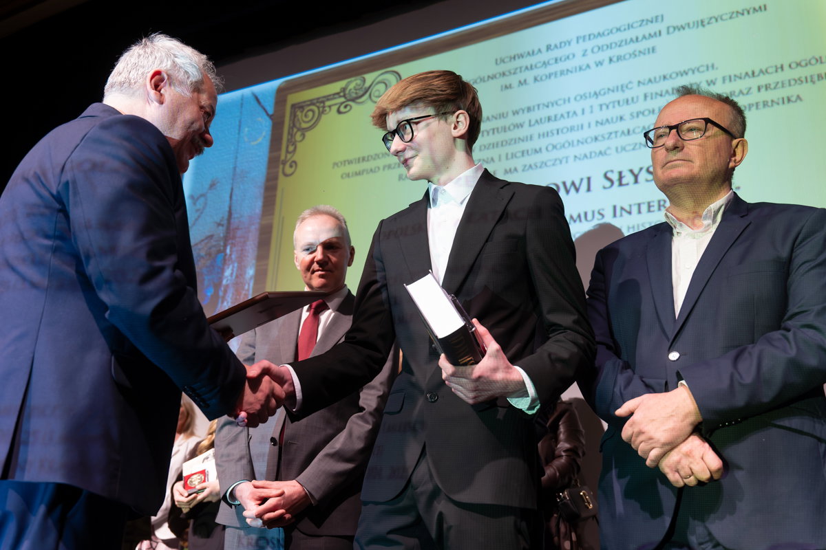 Maturzyści krośnieńskiego "Kopernika" odebrali świadectwa. Bartosz Słyś z pierwszym takim wyróżnieniem w historii szkoły