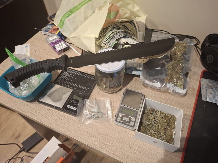 Marihuana, mefedron i kokaina w mieszkaniu młodego mężczyzny