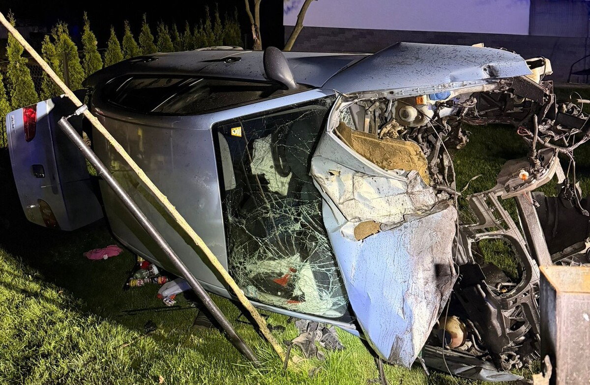 Seat wypadł z drogi i rozbił się na posesji - kierowca był kompletnie pijany