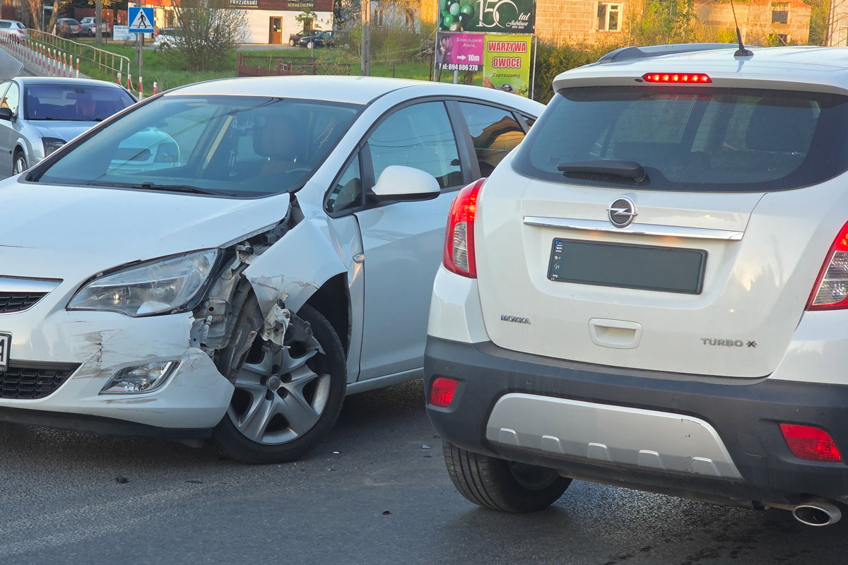 Zręcin. Mandat dla 74-latka po kolizji na skrzyżowaniu