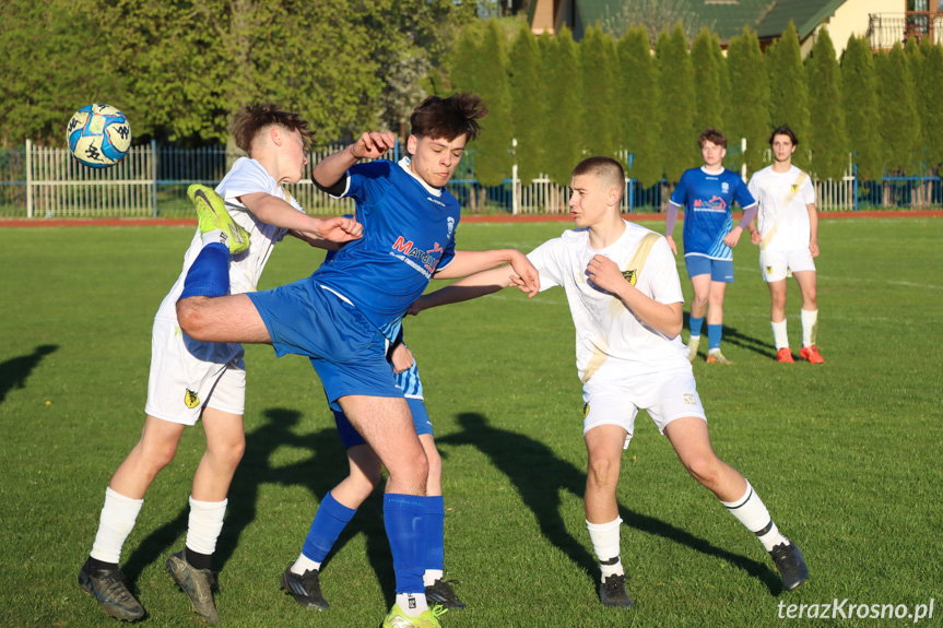 Efektowne zwycięstwo juniorów LKS Haczów z Lubatówką. Hat trick Michała Soboty [ZDJĘCIA]