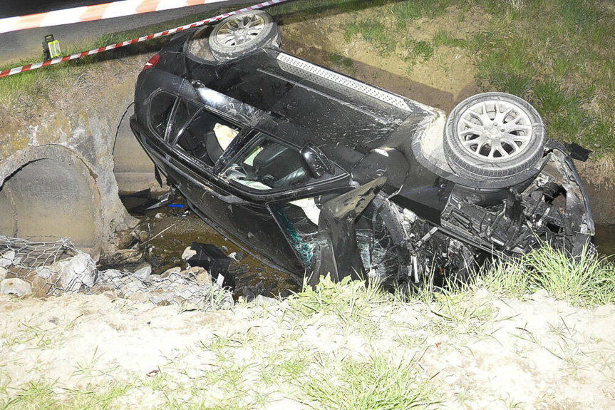 Dachowanie BMW. Alkohol, brak prawa jazdy i ucieczka z miejsca zdarzenia