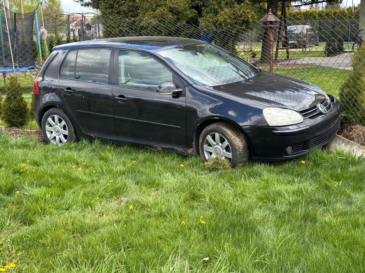 Pijany 18-latek rozbił Volkswagena o ogrodzenie posesji w Jedliczu