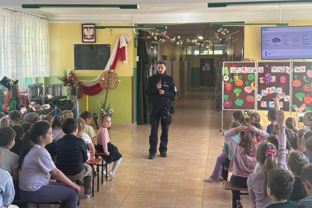 Lekcja bezpieczeństwa w szkole. Dzieci pytały, dzielnicowy odpowiadał