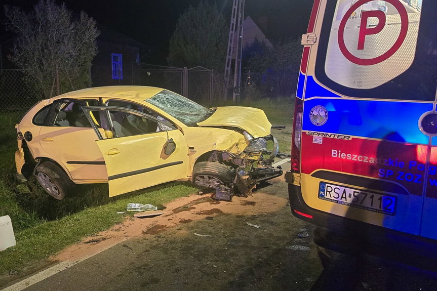 Dachowanie seata na drodze powiatowej. Kierowca bez uprawnień