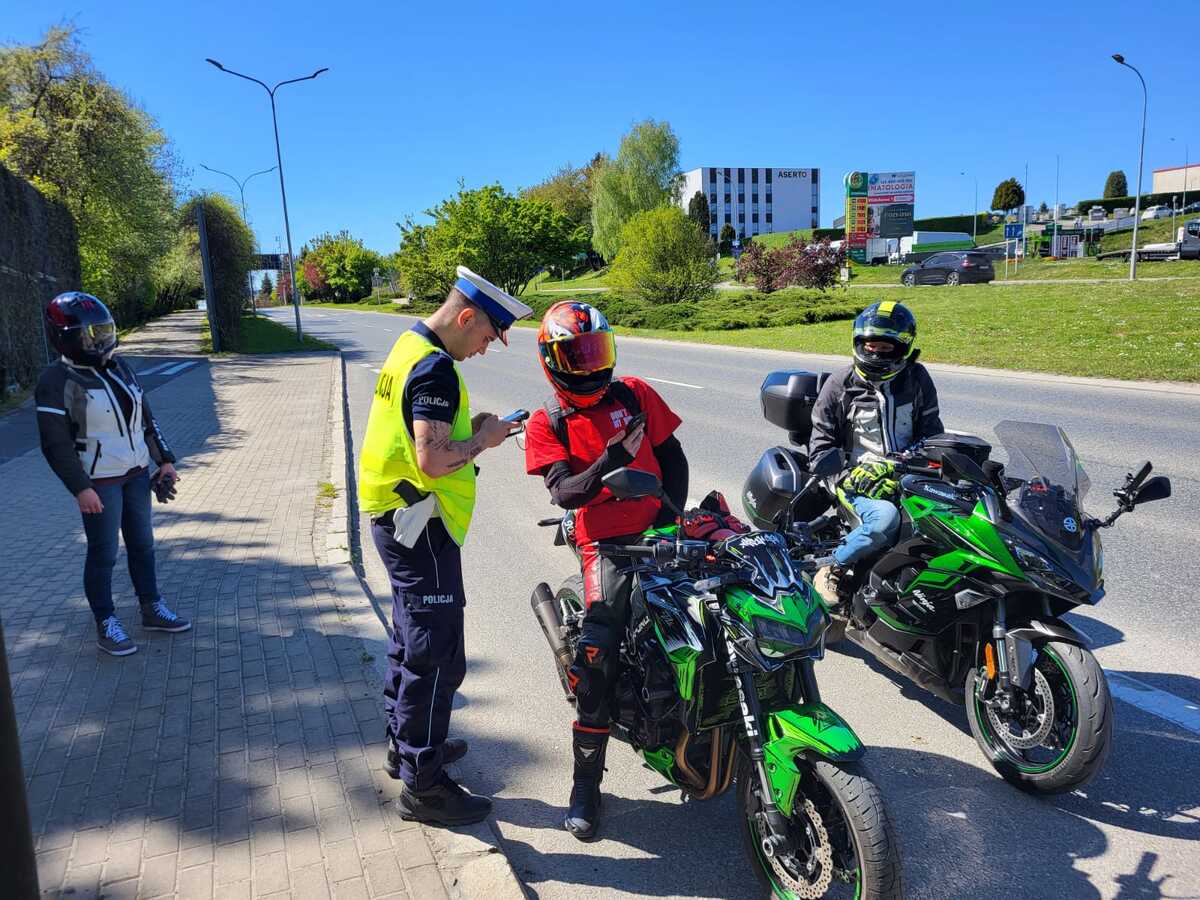 Motocykliści i hulajnogi elektryczne sprawdzani w ramach policyjnych działań