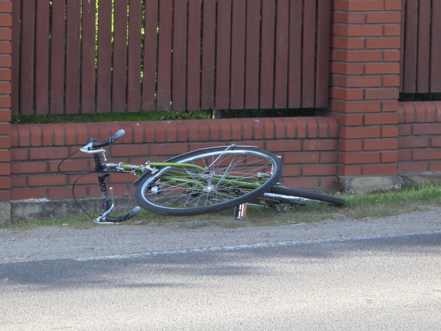 Groźny upadek rowerzysty w Świerzowej Polskiej. Mężczyzna trafił do szpitala