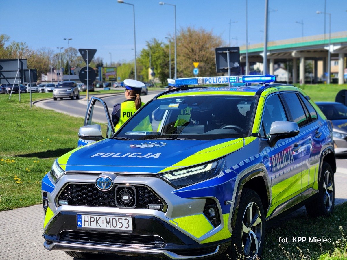 Policjanci przerwali niebezpieczne popisy 22-latka w BMW