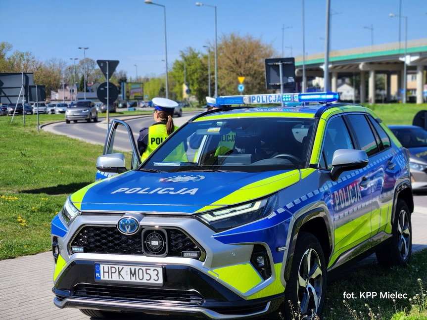 Policjanci przerwali niebezpieczne popisy 22-latka w BMW