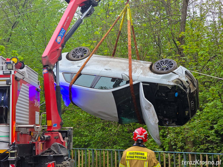 Wypadek w Lubatówce. Audi w rzece, cztery osoby trafiły do szpitala