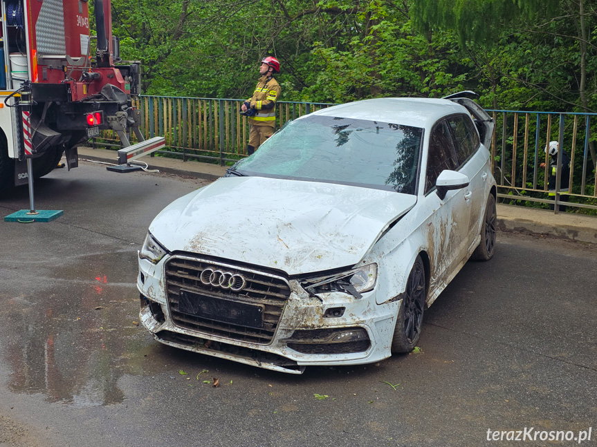 Wypadek w Lubatówce. Audi w rzece, cztery osoby trafiły do szpitala