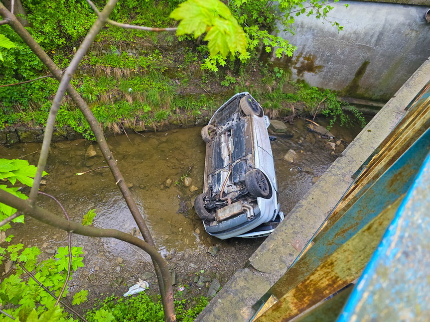 Wypadek w Lubatówce. Audi w rzece, cztery osoby trafiły do szpitala