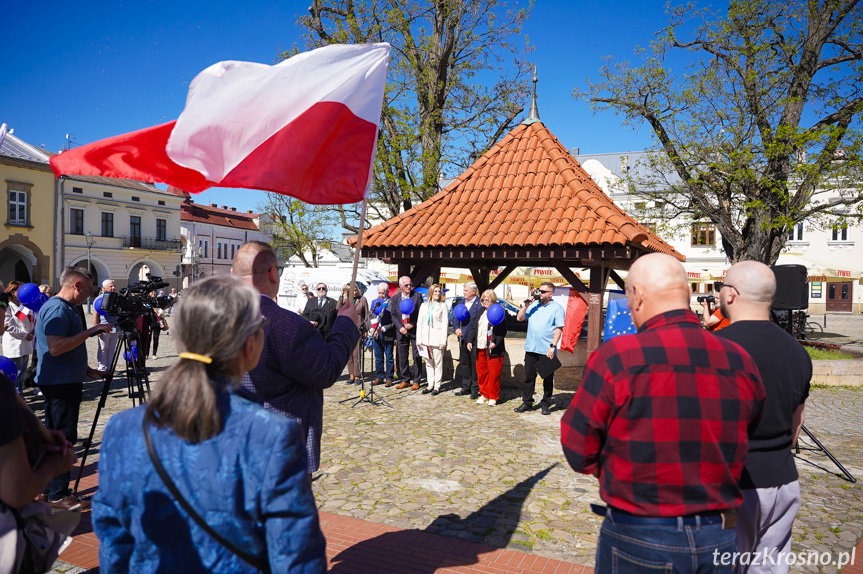 Polska flaga i unijne gwiazdki na torcie. Majówka z Europą w Krośnie