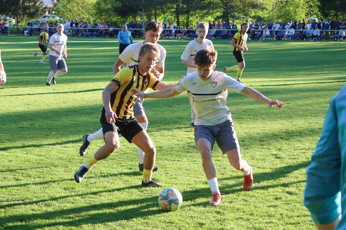 Wielkie derby gminy Iwonicz-Zdrój: trzy punkty dla lidera z Iwonicza [ZDJĘCIA]