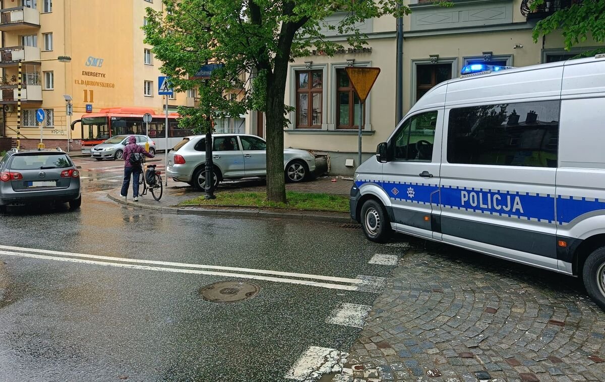Nietrzeźwy kierujący Porsche wjechał w ścianę budynku