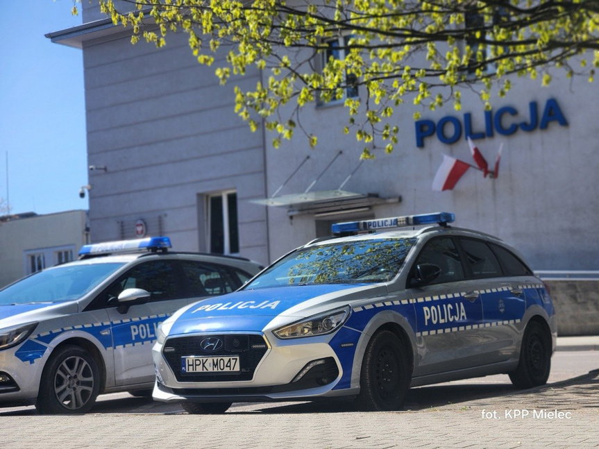Napastnicy wysiedli z auta i zaatakowali kierowcę skutera w biały dzień