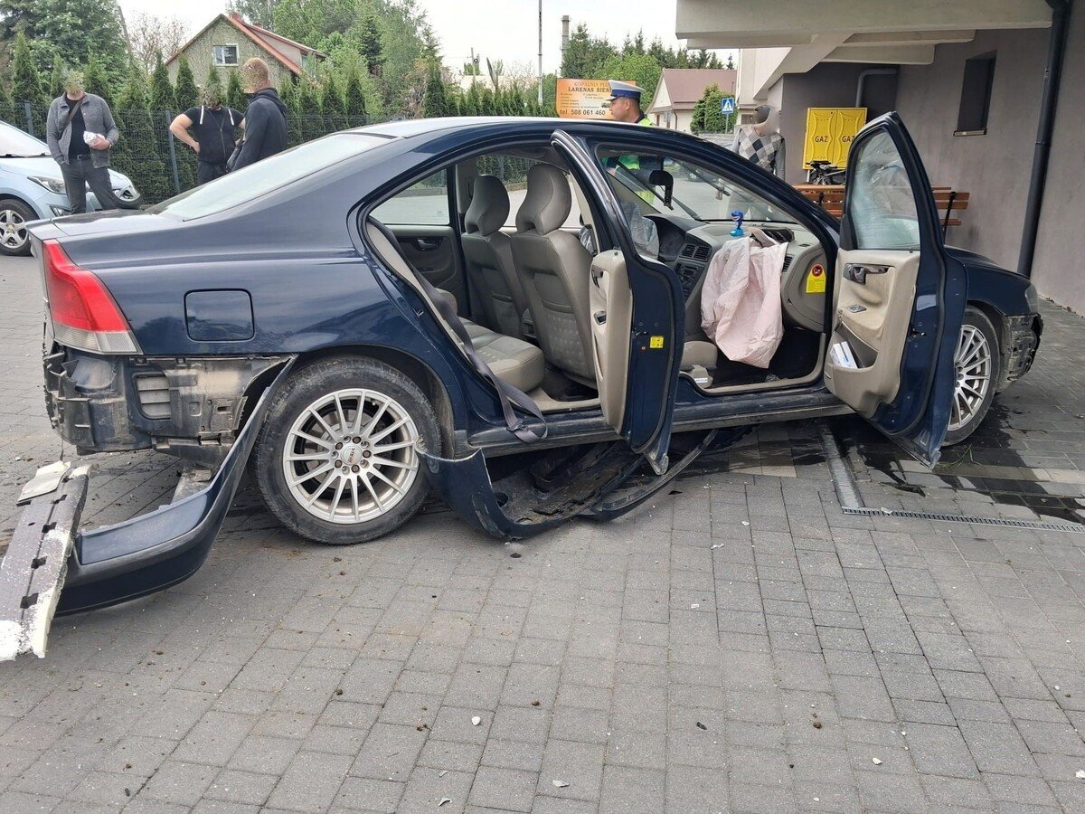 Świeżo upieczony kierowca rozbił Volvo. Stracił prawo jazdy