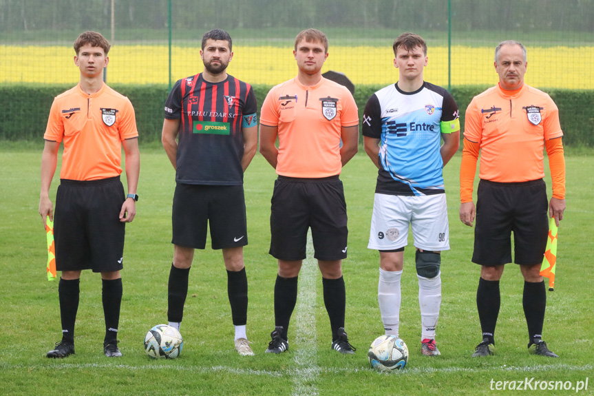 Sędziowali (od lewej): Bartłomiej Czuba, Dominik Wiklowski, Krzysztof Łuksa; na zdjęciu z kapitanami drużyn - Piotrem Świdrem i Kacprem Prajsnarem