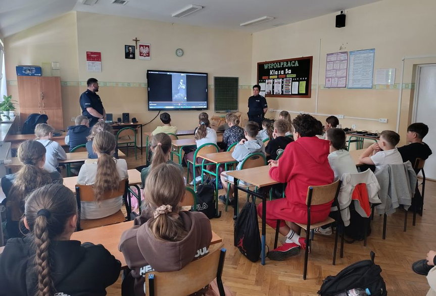 Hejt w sieci zostawia ślad. Policjanci rozmawiali z uczniami o cyberprzemocy