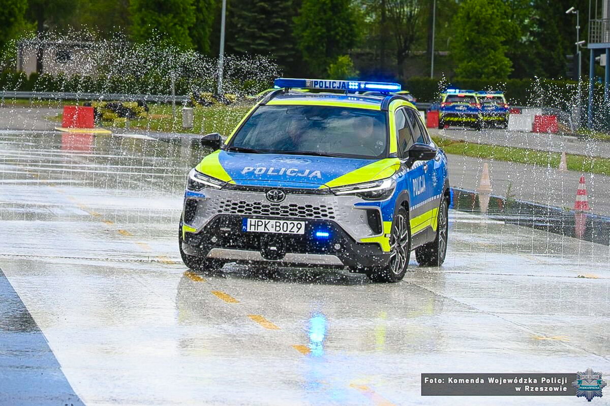 Intensywne ćwiczenia drogówki. Policjanci trenowali na torze w Krośnie