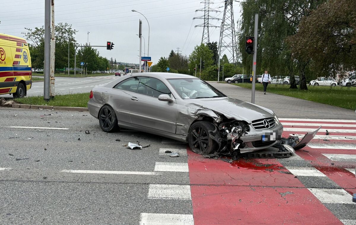 Wypadek na skrzyżowaniu w Rzeszowie. Dwie osoby w szpitalu
