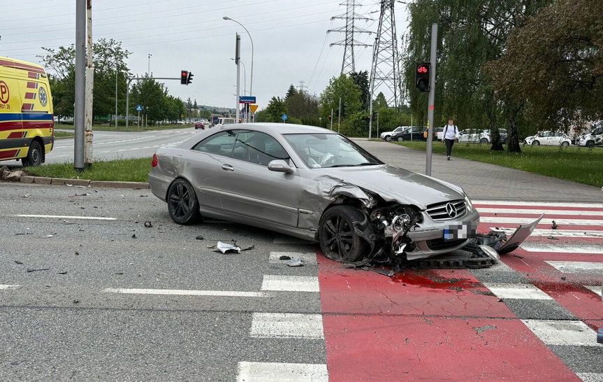 Wypadek na skrzyżowaniu w Rzeszowie. Dwie osoby w szpitalu