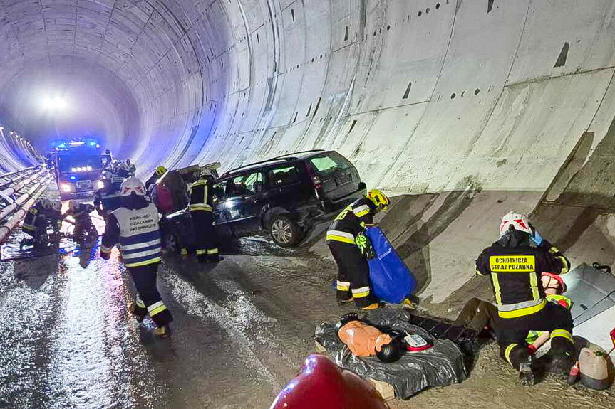 Pożar auta i wypadek w tunelu. Ćwiczenia ratownicze w tunelu S19
