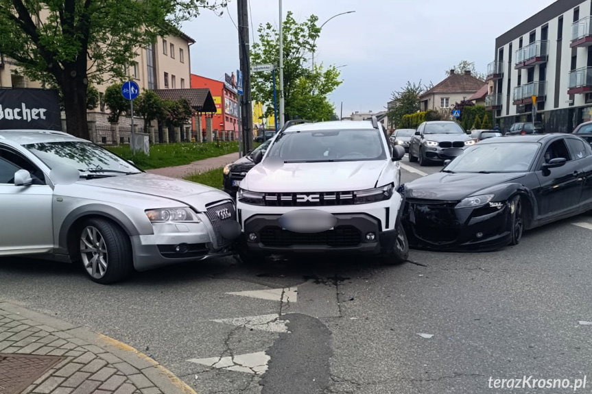 Zderzenie trzech samochodów na skrzyżowaniu w Krośnie