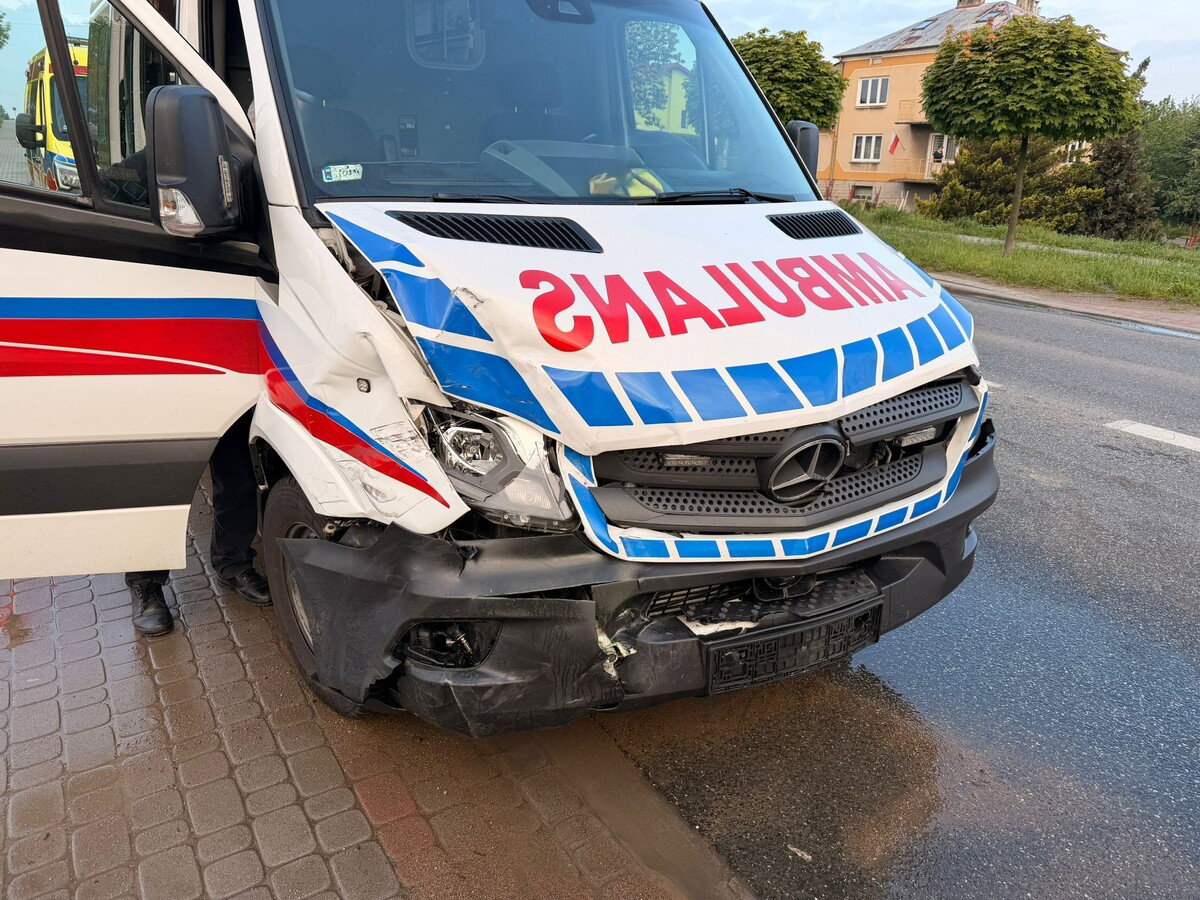 Ambulans na sygnałach zderzył się z osobówką