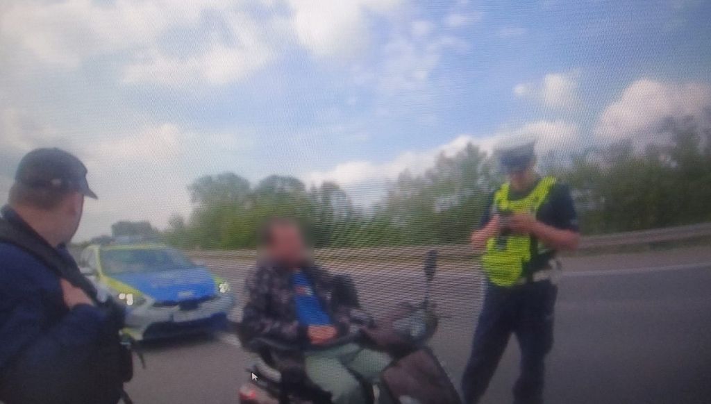 57-latek poruszał się wózkiem inwalidzkim po obwodnicy. Mogło dojść do tragedii
