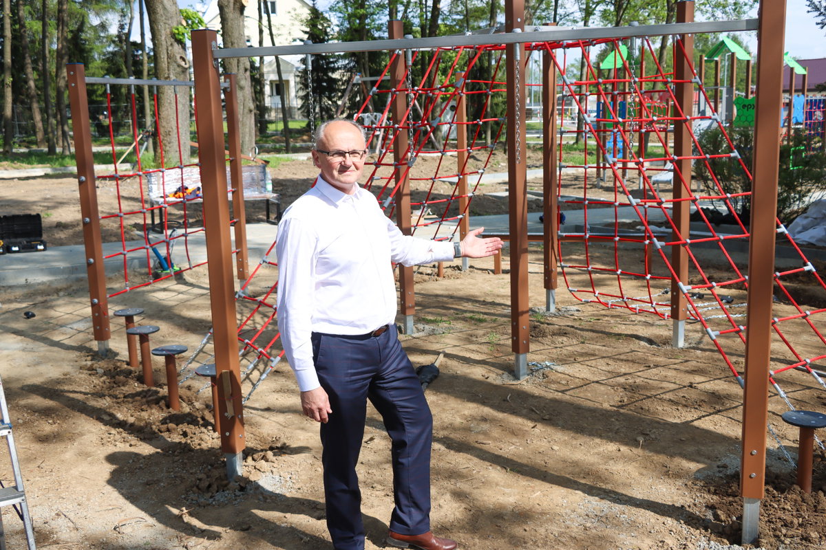 Kilkanaście urządzeń i mała architektura.  W Korczynie powstaje nowoczesny plac zabaw [ZDJĘCIA]