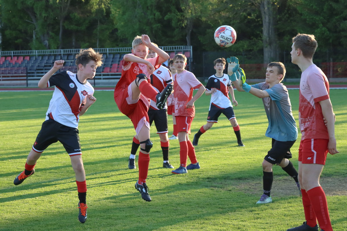 Hat trick i trzy dublety w starciu trampkarzy Startu Rymanów i Dworu Kombornia [ZDJĘCIA]