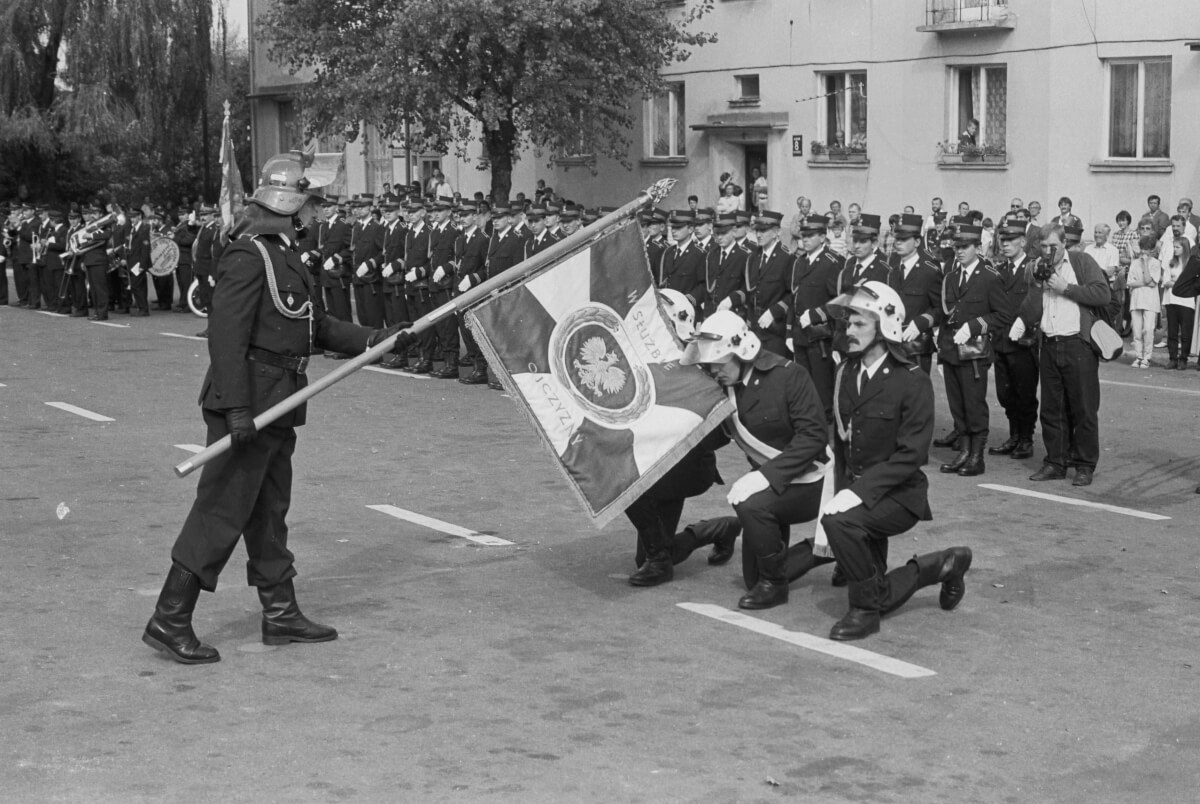 Sztandar dla strażaków z Brzozowa. Tak było w 1994 roku [ZDJĘCIA]