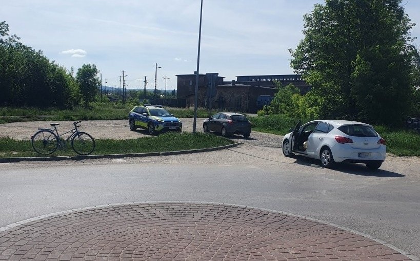 Potrącenie rowerzysty na rondzie w Dębicy