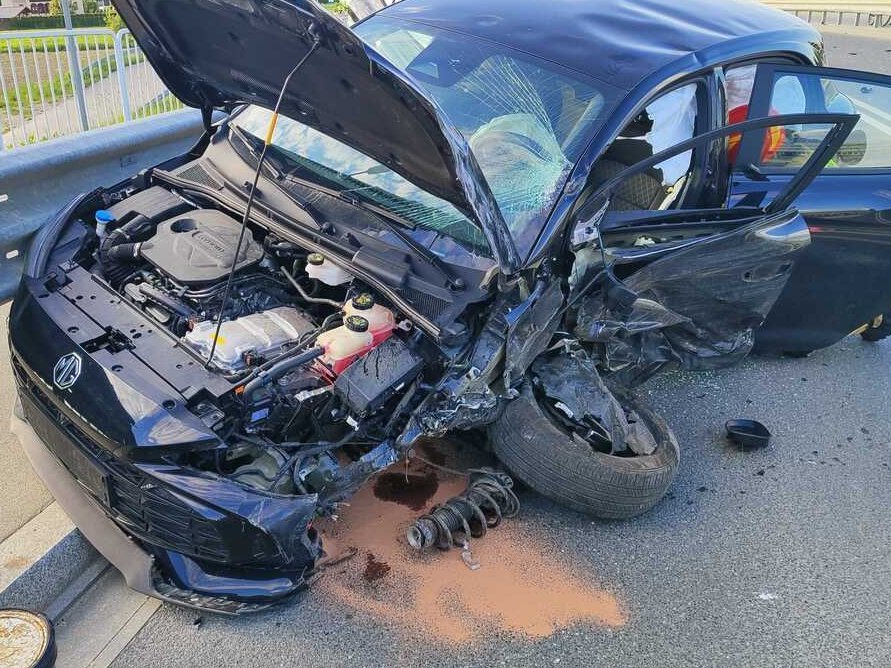 Zderzenie na skrzyżowaniu i kraksa na moście