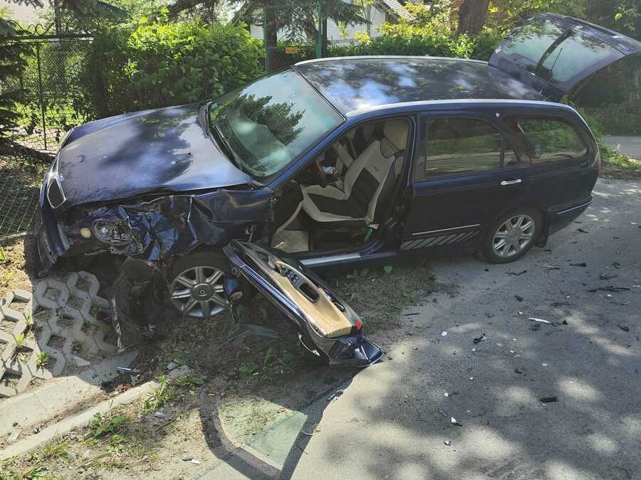 Nie dostosował prędkości i uderzył w samochód. Dwie osoby trafiły do szpitala