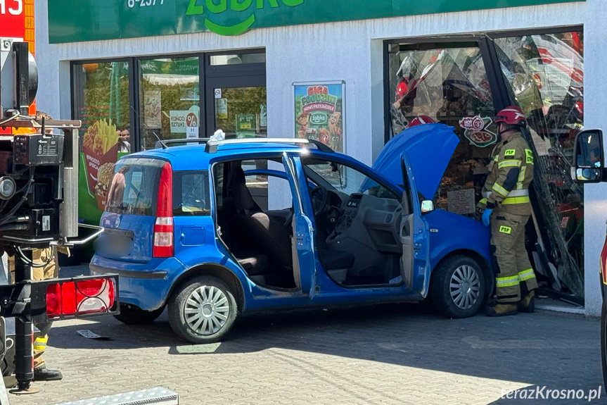 Korczyna. Samochód uderzył w budynek