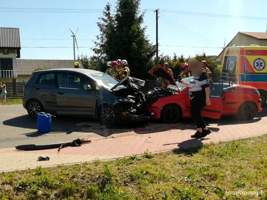Wypadek w Milczy. Czołowe zderzenie dwóch samochodów