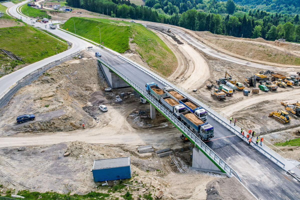 Pięć ciężarówek i 160 ton na wiadukcie WD-23
