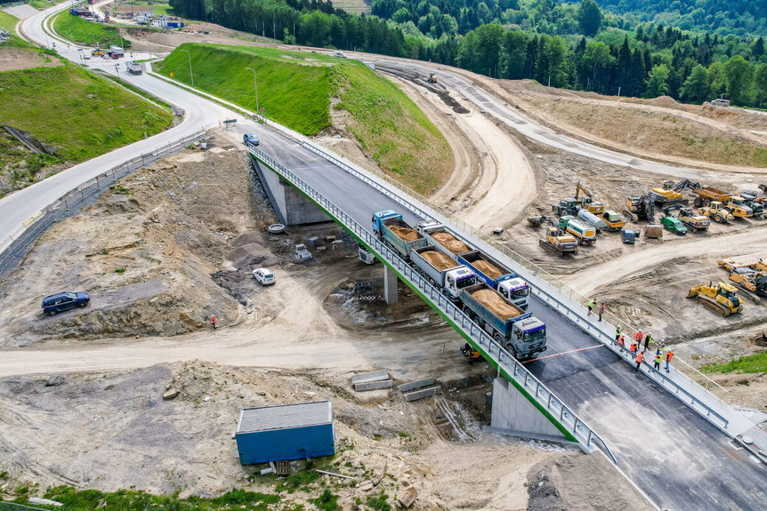 Pięć ciężarówek i 160 ton na wiadukcie WD-23