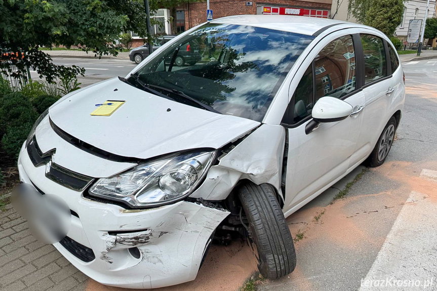Krosno. Zderzenie dwóch samochodów na skrzyżowaniu