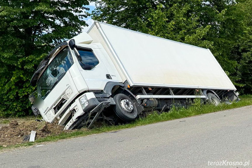 Ciężarówka zakończyła jazdę poza drogą