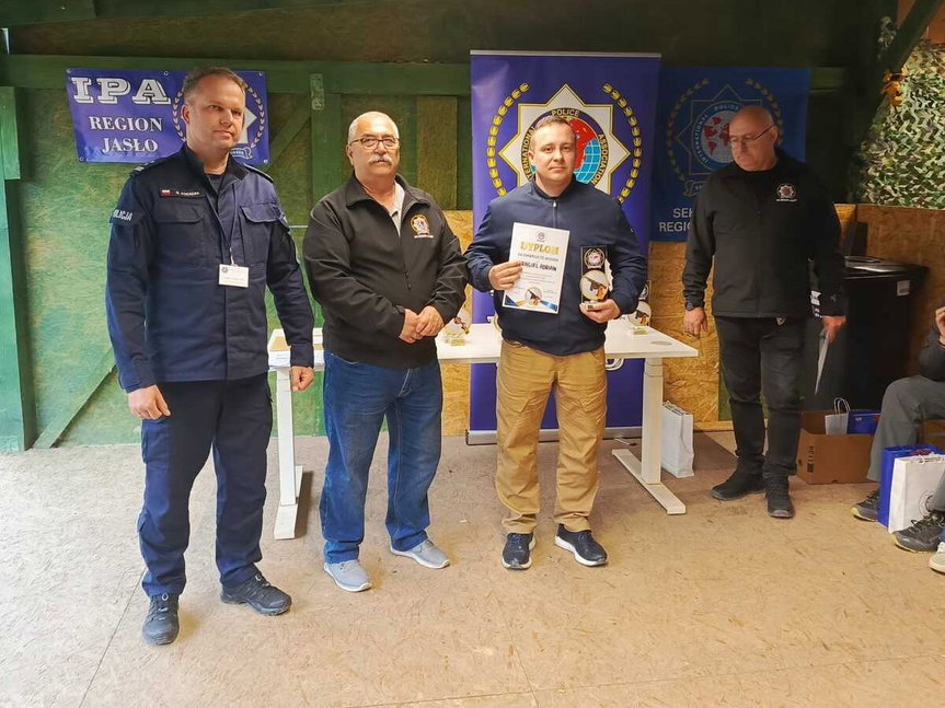 Policjanci z Jasła na podium. Sukcesy podczas turnieju strzeleckiego
