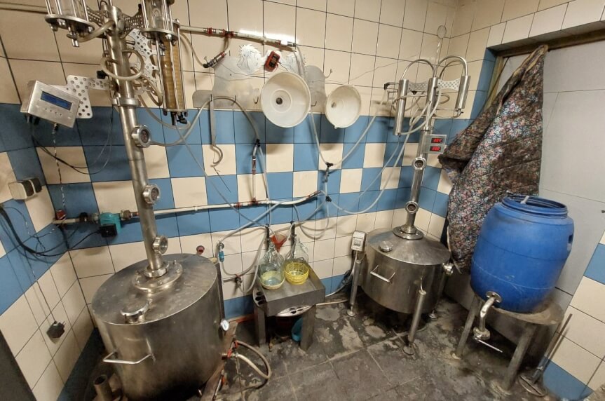 Kilka butelek w aucie zdradziło domową gorzelnię