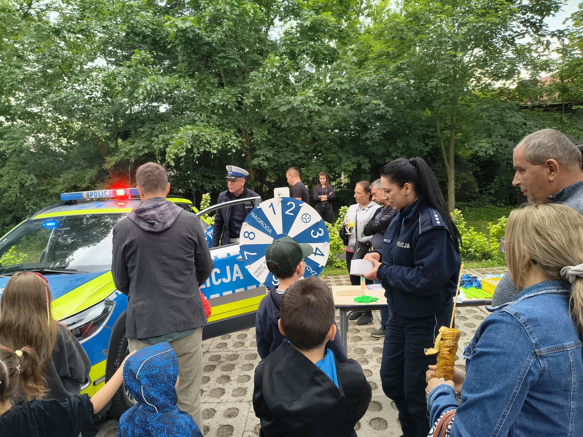 Brzozowscy policjanci uczyli przez zabawę. Dzieci poznawały ważne zasady