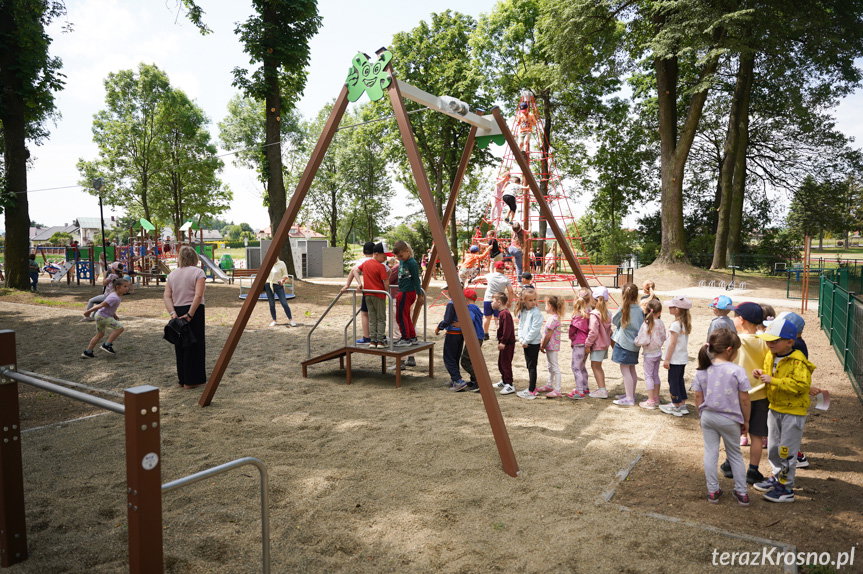 Wśród drzew zamiast w pełnym słońcu. Nowy plac zabaw w Korczynie otwarty