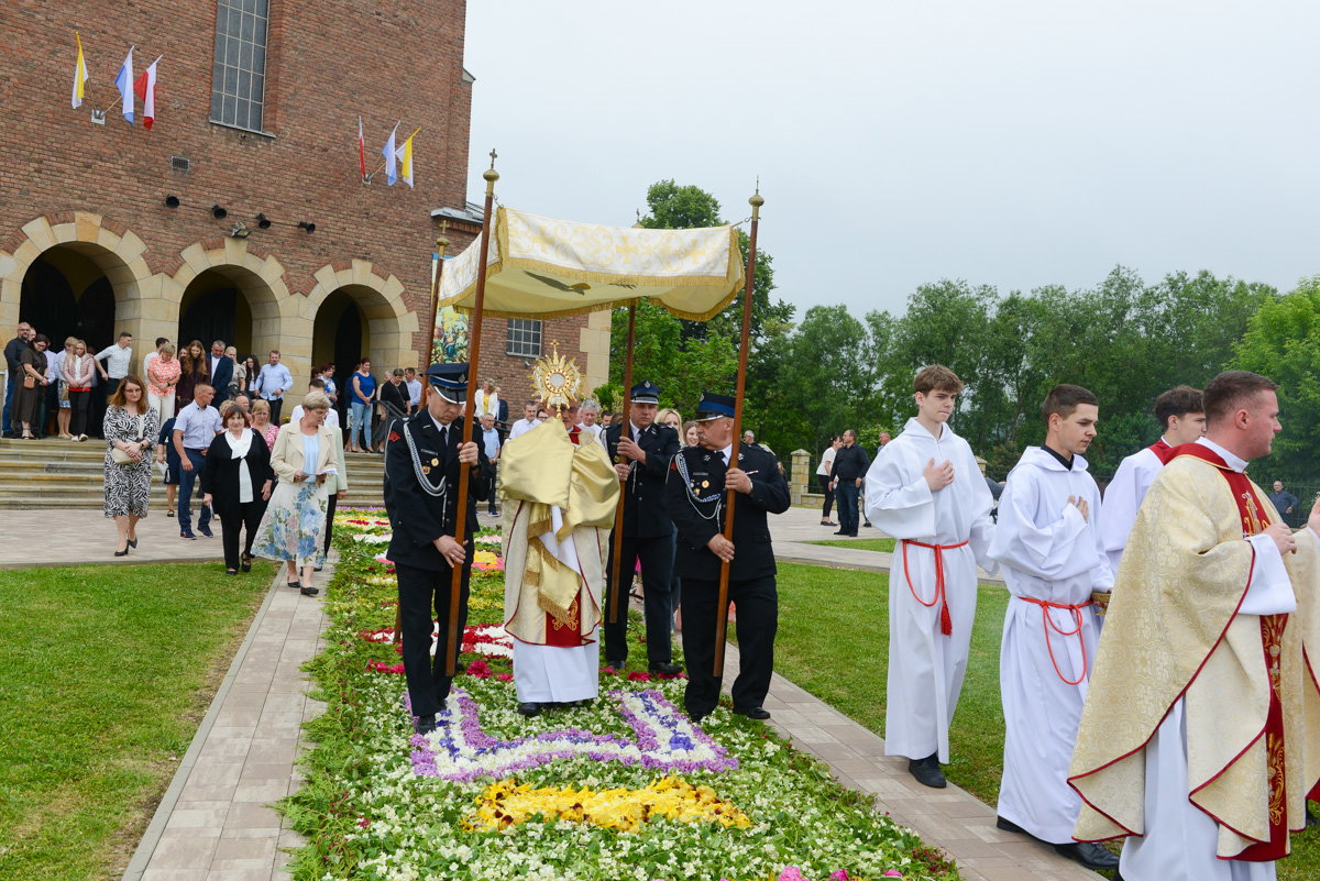 Ulicami Komborni przeszła procesja Bożego Ciała. Wierni przygotowali kwiatowy dywan [ZDJĘCIA]